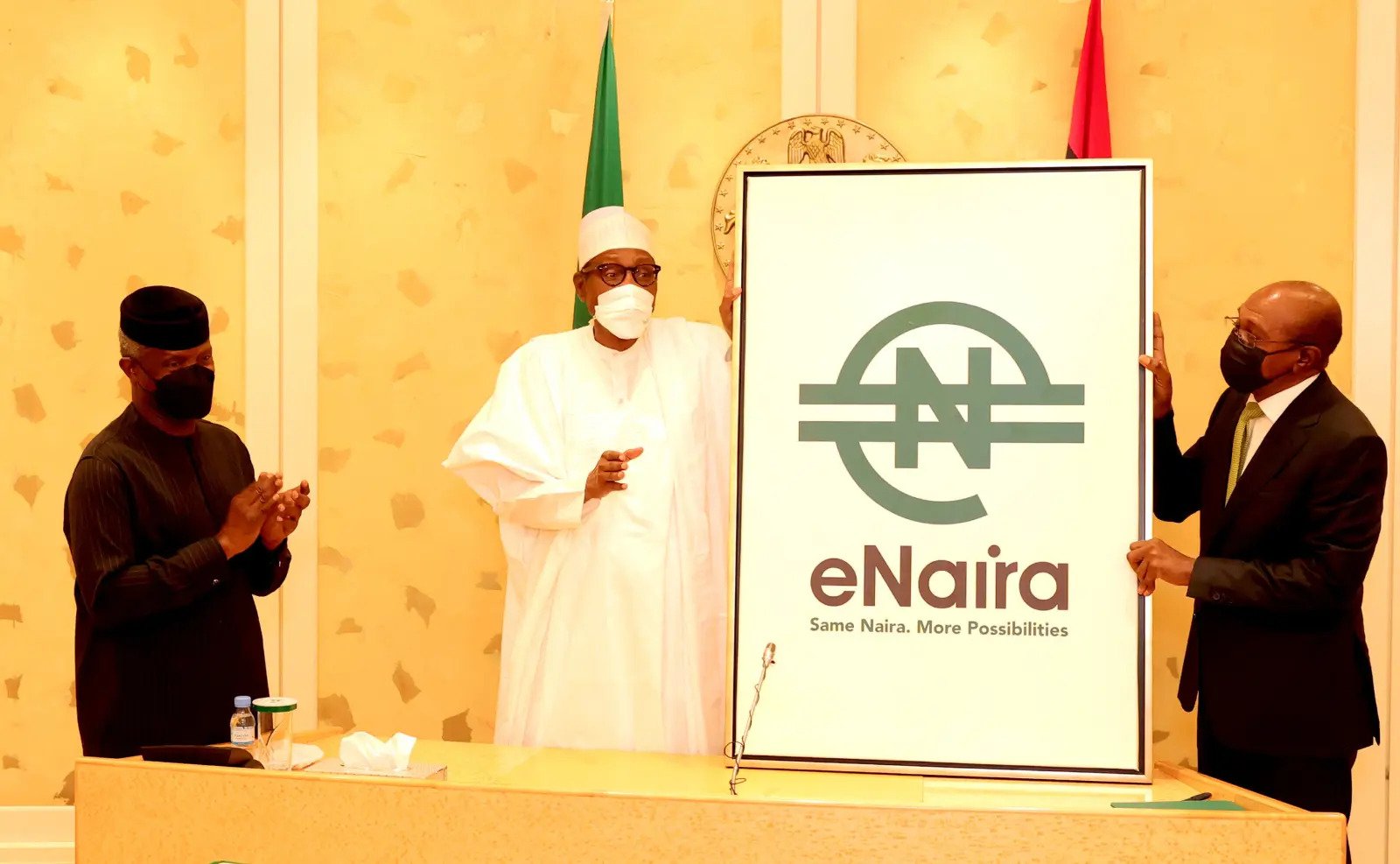 Presiden Nigeria, Muhammadu Buhari (tengah) dan Gubernur Bank Sentral, Godwin Emefiele (kanan) saat meluncurkan mata uang digital, eNaira.