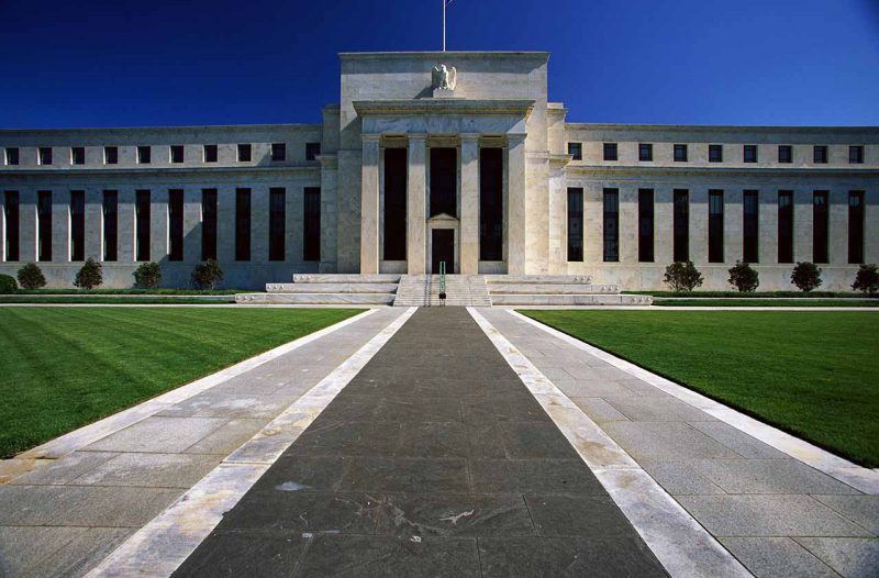 Ilustrasi The Fed naikan suku bunga buat market kripto perkasa.