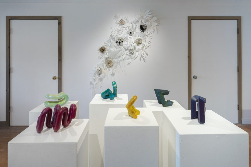 display karya seni keramik