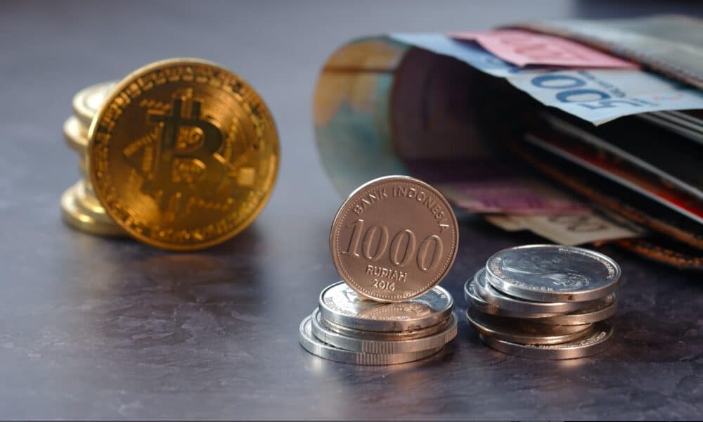 Ilustrasi aset kripto dan uang rupiah. Foto: Shutterstock.
