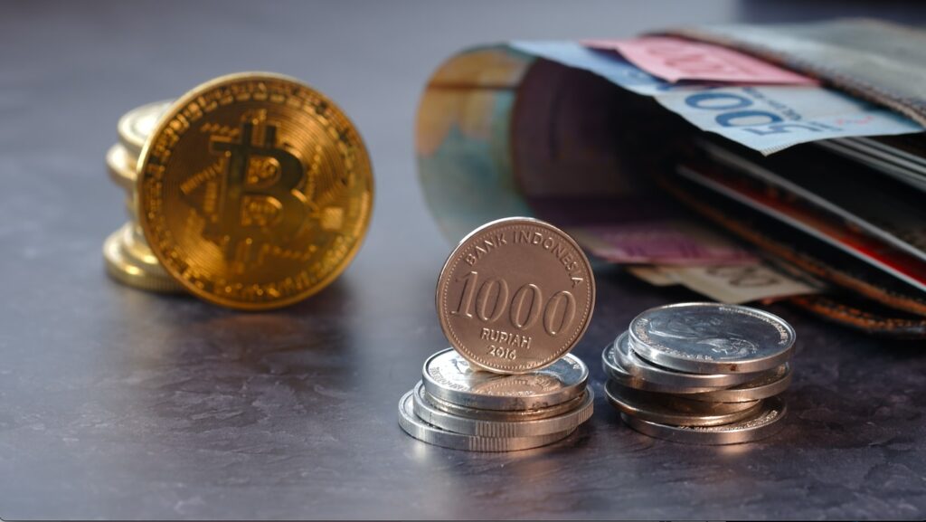 Ilustrasi aset kripto dan uang rupiah. Foto: Shutterstock.