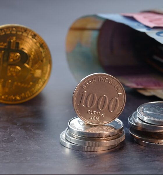 Ilustrasi aset kripto dan uang rupiah. Foto: Shutterstock.
