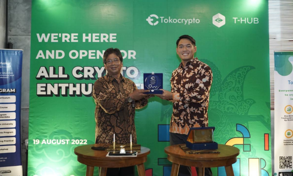 Penandatangan MoU Tokocrypto dan UNS Surakarta oleh Rektor UNS Surakarta, Prof. Jamal Wiwoho, S.H., M.Hum. dan CEO Tokocrypto, Pang Xue Kai. Foto: Dok. Tokocrypto.