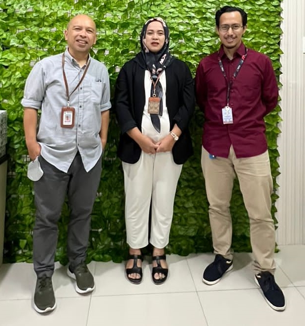 (ki-ka) Dr. Andry Alamsyah, S.Si, M.Sc, Dr. Helni Mutiarsih Jumhur SH, dan Sunu Puguh Hayu Triono ingin melakuikan penelitian terkait blockchain di Indonesia. Foto: Dok. Pribadi.
