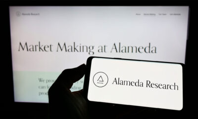 Crypto investment company, Alameda Research on screen in front of web page. Sumber: Shutterstock.