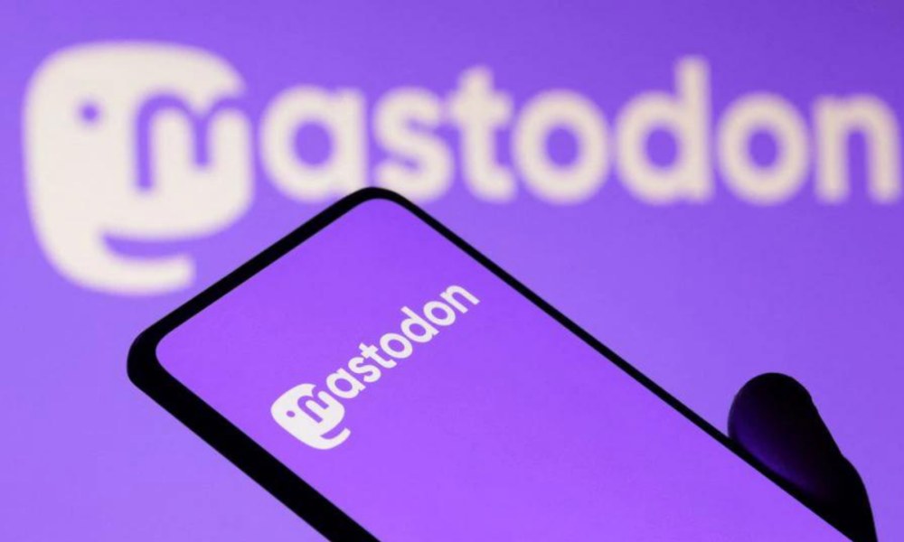 Mastodon, media sosial desentralisasi mirip blockchain pesaing Twitter. Sumber: REUTERS/Dado Ruvic/Illustration.