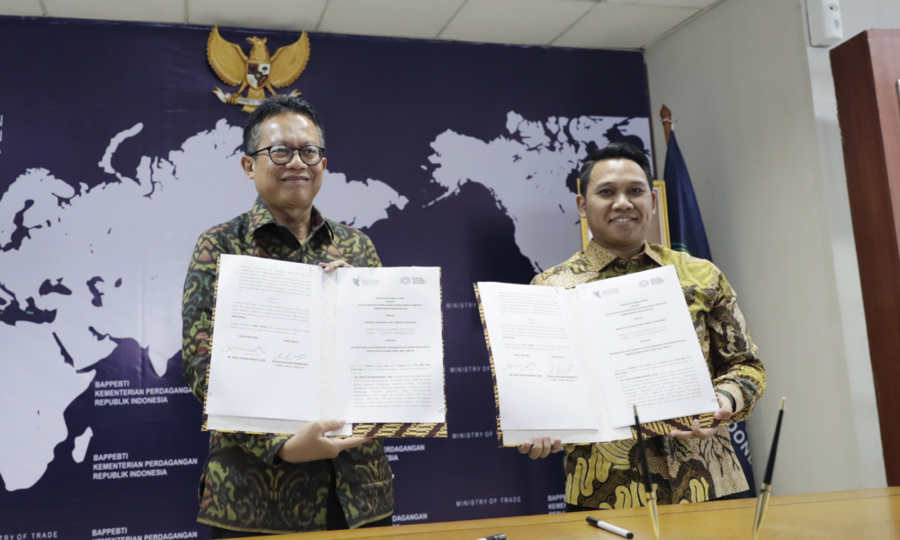Plt. Kepala Bappebti, Didid Noordiatmoko bersama Ketua Umum Aspakrindo, Teguh Kurniawan Harmanda menandatangani perjanjian kerja sama (PKS) antara Bappebti dan Aspakrindo yang berlangsung di Kantor Bappebti, Jakarta, Kamis (5/1). Sumber: Bappebti.