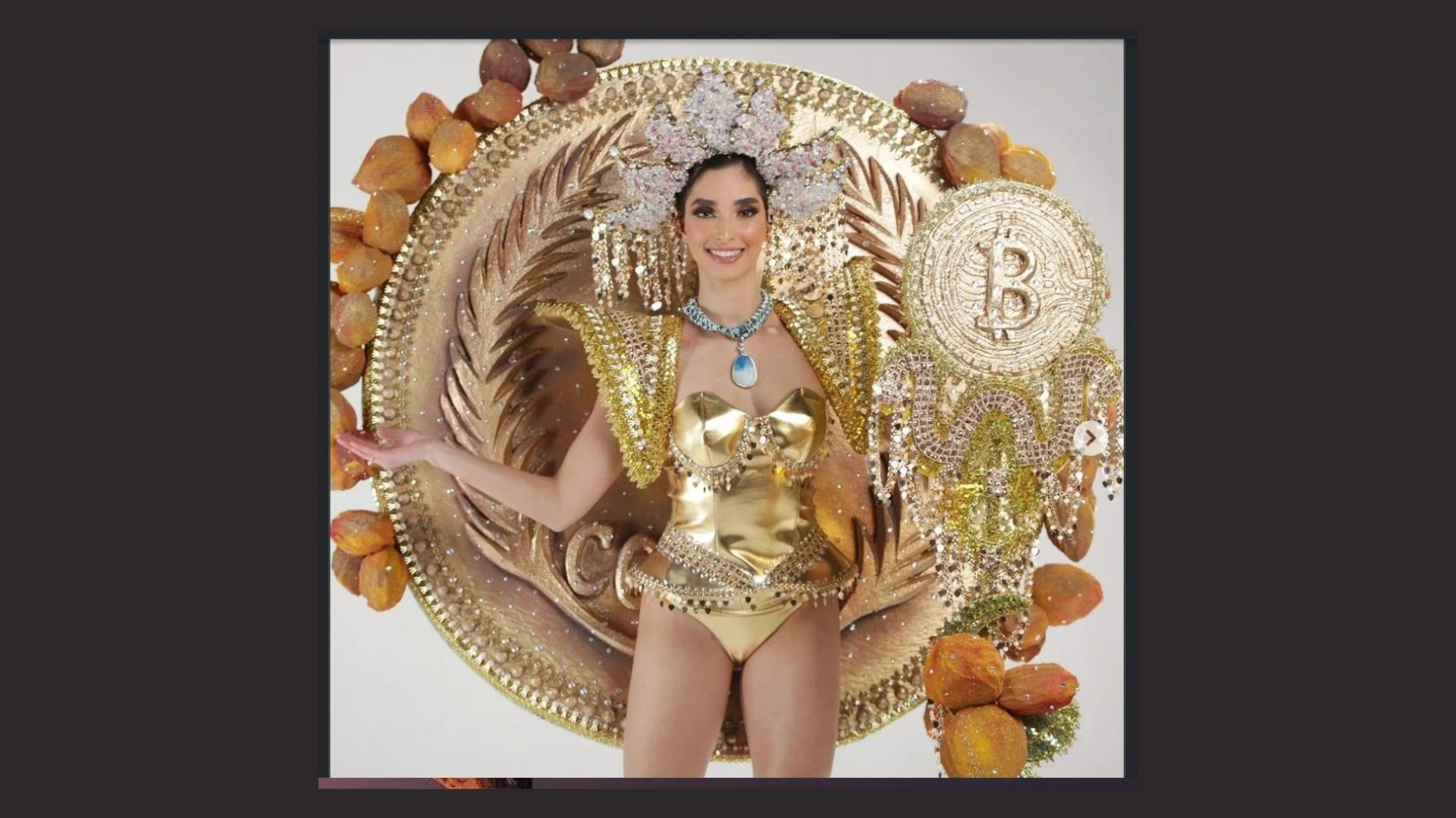 Kontestan El Savador Pakai Kostum Tema Bitcoin di Ajang Miss Universe.