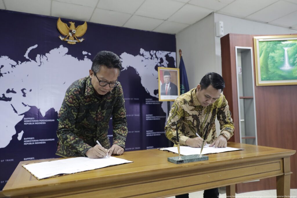 Plt. Kepala Bappebti, Didid Noordiatmoko bersama Ketua Umum Aspakrindo, Teguh Kurniawan Harmanda menandatangani perjanjian kerja sama (PKS) antara Bappebti dan Aspakrindo yang berlangsung di Kantor Bappebti, Jakarta, Kamis (5/1).