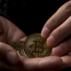 Nabung kripto sekarang, potensi panen cuan saat halving Bitcoin. Sumber: Shutterstock.