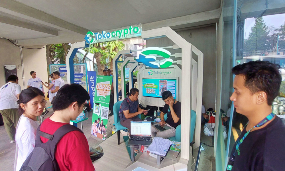 Tokocrypto di perayaan ulang tahun ke-2 blu di Taman Literasi Martha Christina Tiahahu, Blok M, Jakarta. Sumber: Tokocrypto.
