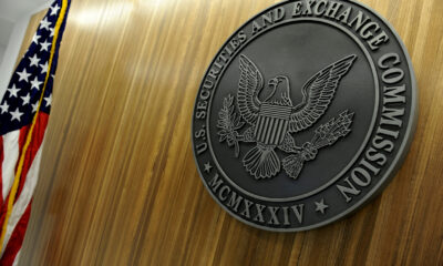 The seal of the U.S. Securities and Exchange Commission hangs on the wall at SEC headquarters in Washington, June 24, 2011. Sumber: REUTERS/Jonathan Ernst/File Photo.