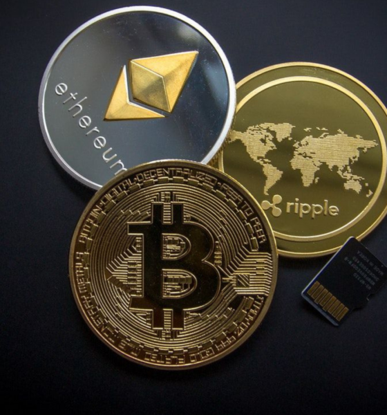 Ilustrasi aset kripto Bitcoin dan XRP. Sumber: FX Empire.
