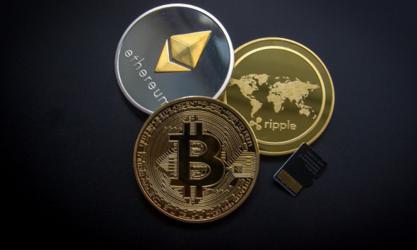 Ilustrasi aset kripto Bitcoin dan XRP. Sumber: FX Empire.