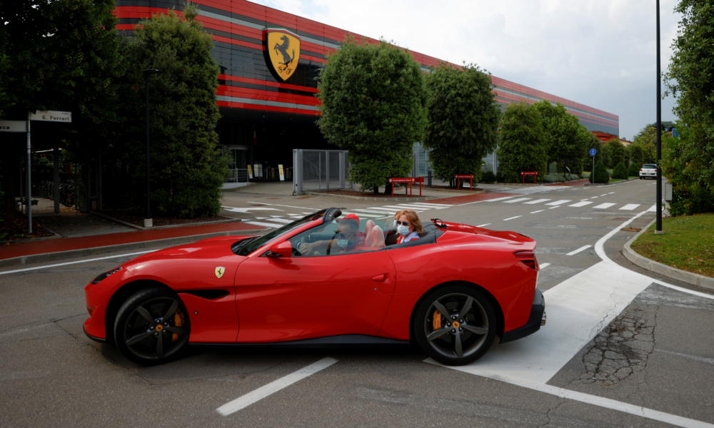 Ilustrasi mobil mewah Ferrari. SUmber: REUTERS/Guglielmo Mangiapane.