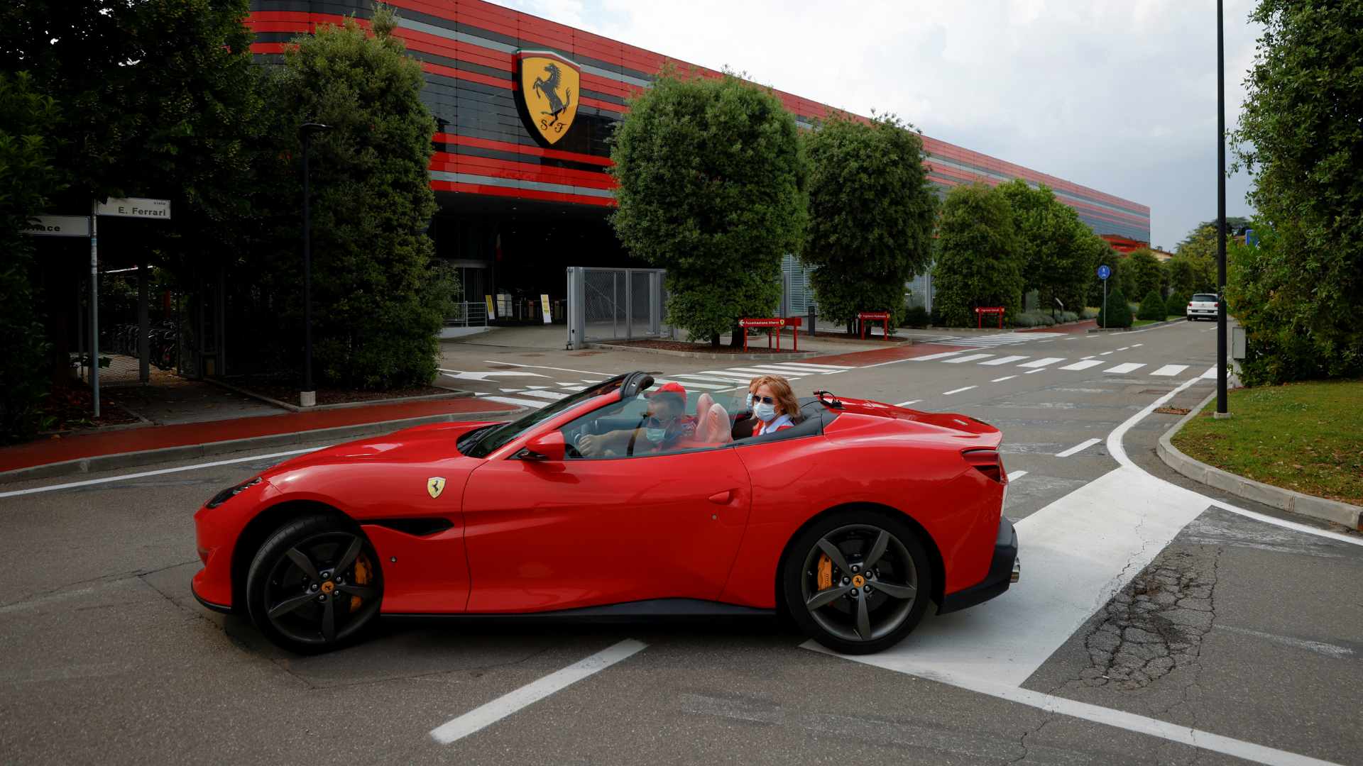 Ilustrasi mobil mewah Ferrari. SUmber: REUTERS/Guglielmo Mangiapane.