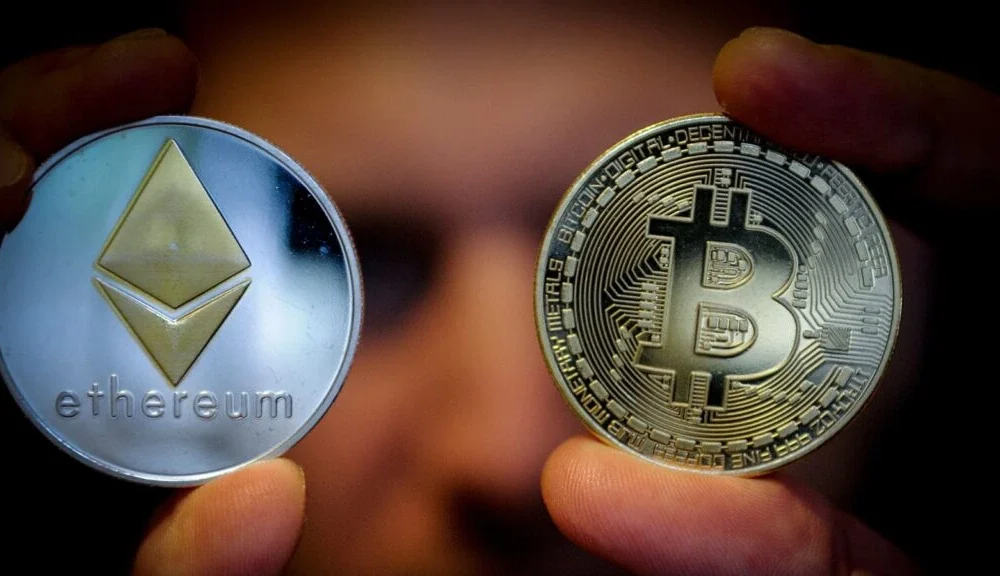 Ilustrasi aset kripto, Bitcoin dan Ethereum.