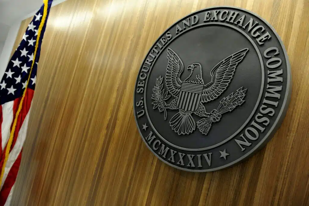 Stempel Komisi Sekuritas dan Bursa AS tergantung di dinding kantor pusat SEC di Washington, 24 Juni 2011. Sumber: REUTERS/Jonathan Ernst/File Photo.