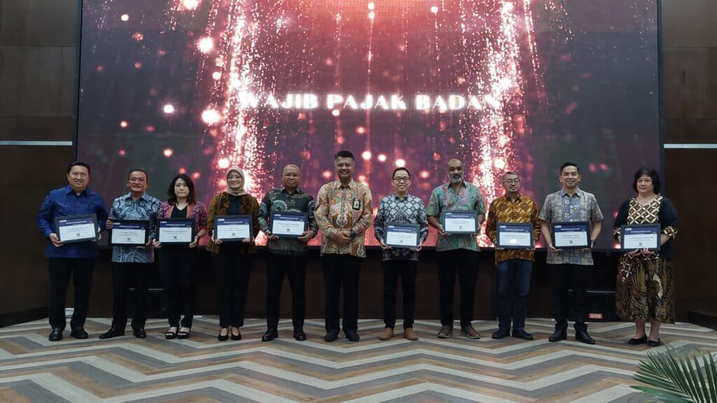 Para penerima penghargaan sebagai salah satu wajib pajak dengan kontribusi terbesar dari Kantor Wilayah Direktorat Jenderal Pajak Jakarta Selatan I (Kanwil DJP Jaksel I).