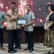 Penghargaan diserahterimakan kepada CEO Tokocrypto Yudhono Rawis oleh Kepala Kanwil DJP Jaksel I Dionysius Lucas Hendrawan di Jakarta pada 6 Juni 2024