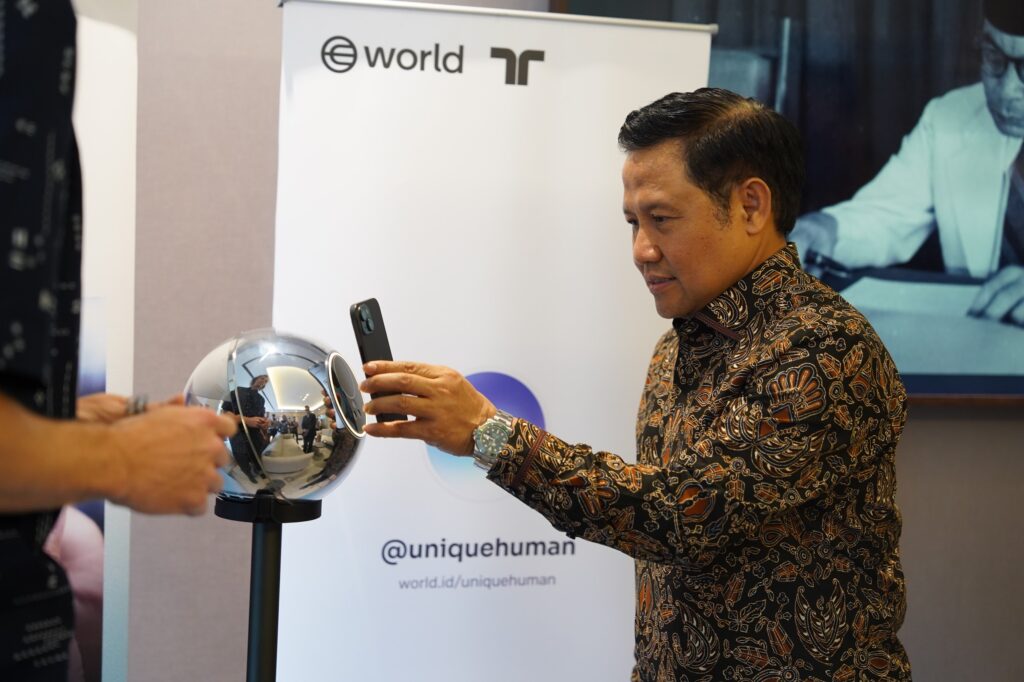 Proyek kripto Worldcoin hadir di Indonesia. Sumber: World.