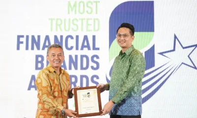 CMO Tokocrypto, Wan Iqbal menerima penghargaan "Most Trusted Financial Brands Awards 2025" dari Investortrust.id dan Infovesta. Sumber: Tokocrypto.