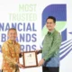 CMO Tokocrypto, Wan Iqbal menerima penghargaan "Most Trusted Financial Brands Awards 2025" dari Investortrust.id dan Infovesta. Sumber: Tokocrypto.