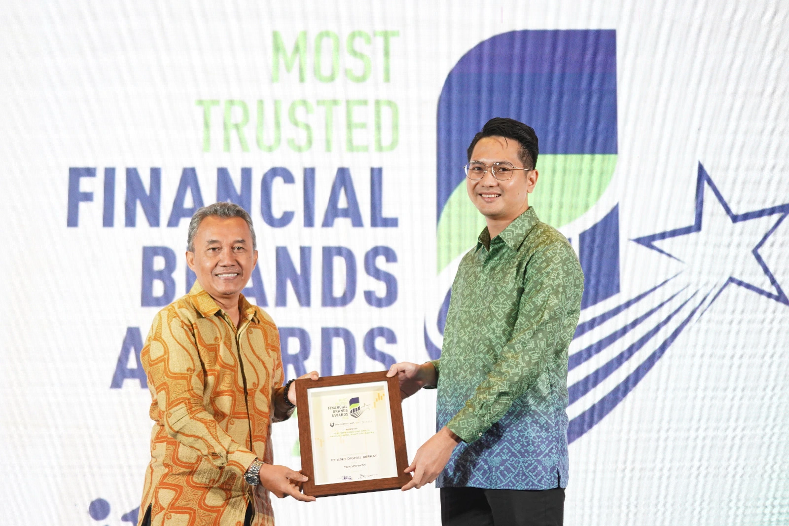 CMO Tokocrypto, Wan Iqbal menerima penghargaan "Most Trusted Financial Brands Awards 2025" dari Investortrust.id dan Infovesta. Sumber: Tokocrypto.