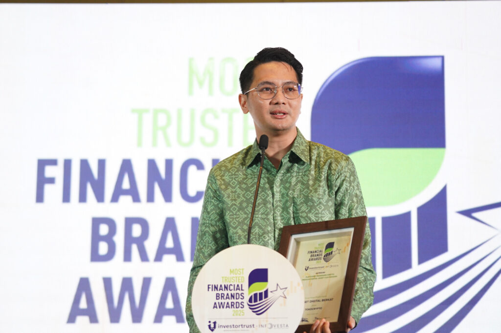 CMO Tokocrypto, Wan Iqbal menerima penghargaan "Most Trusted Financial Brands Awards 2025" dari Investortrust.id dan Infovesta. Sumber: Tokocrypto.