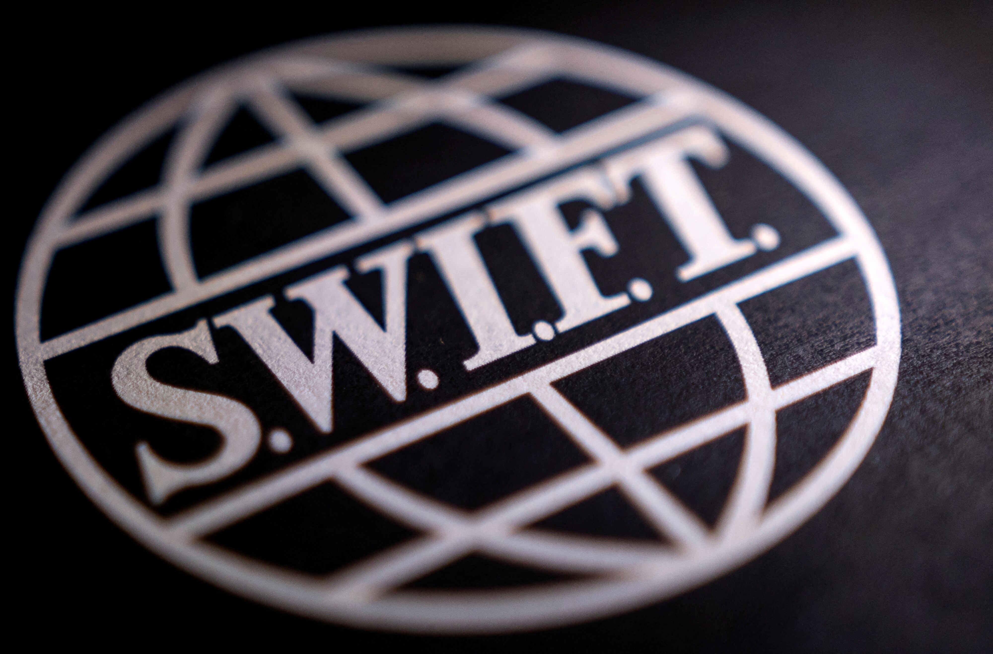 Logo Swift terlihat dalam ilustrasi ini, diambil di Bosnia dan Herzegovina, 25 Februari 2022. REUTERS/Dado Ruvic.