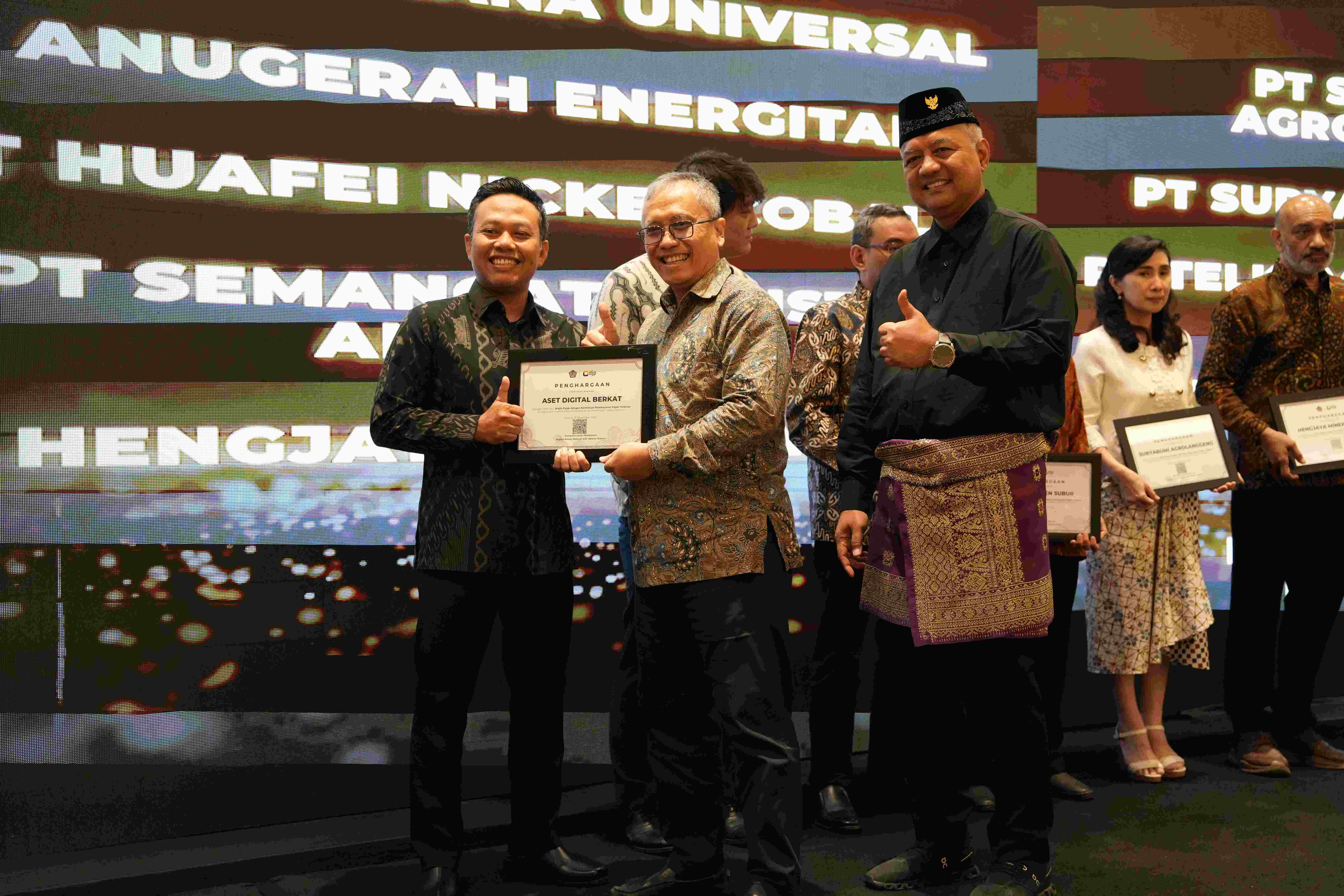 CFO Tokocrypto Sefcho Rizal menerima penghargaan dari DJP.