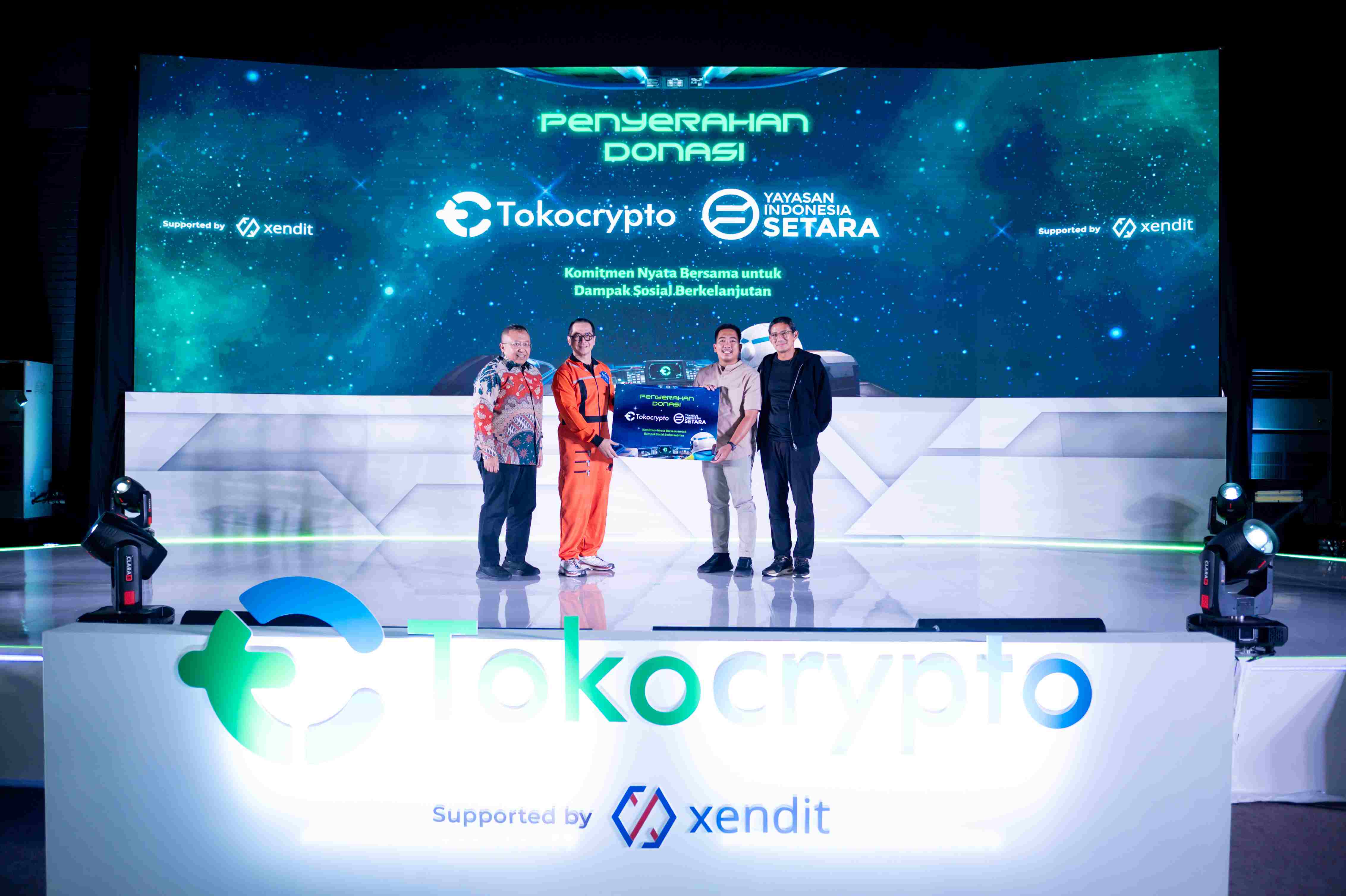 Tokocrypto turut mempertegas komitmennya terhadap kontribusi sosial berkelanjutan dengan menyerahkan donasi kepada Yayasan Indonesia Setara, yayasan yang diinisiasi oleh Sandiaga Uno. Sumber: Tokocrypto.