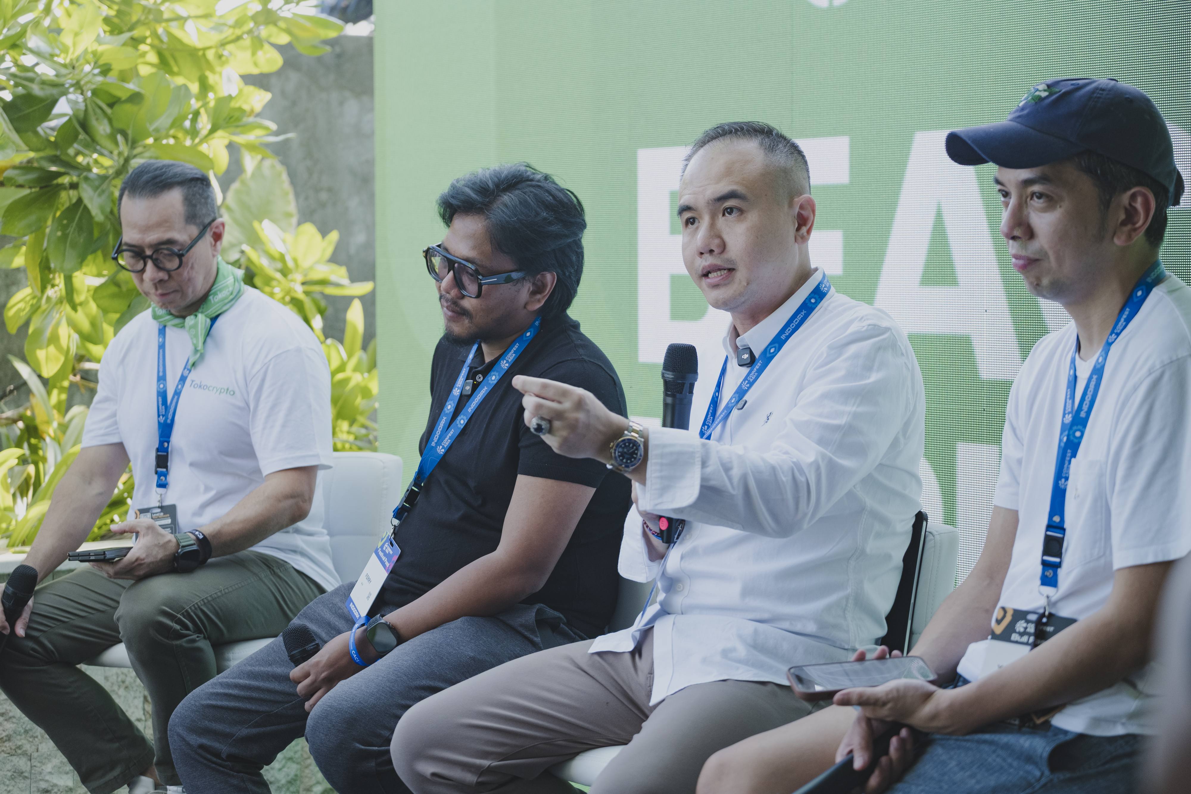 Para panelis dalam diskusi “Navigating the Future: Macroeconomics, Regulation, and the Path to Mainstream Crypto in Indonesia” di Tokocrypto Beach Horizon, bagian dari perhelatan Coinfest 2026 di Bali pada 21 Agustus 2026. Sumber: Tokocrypto.