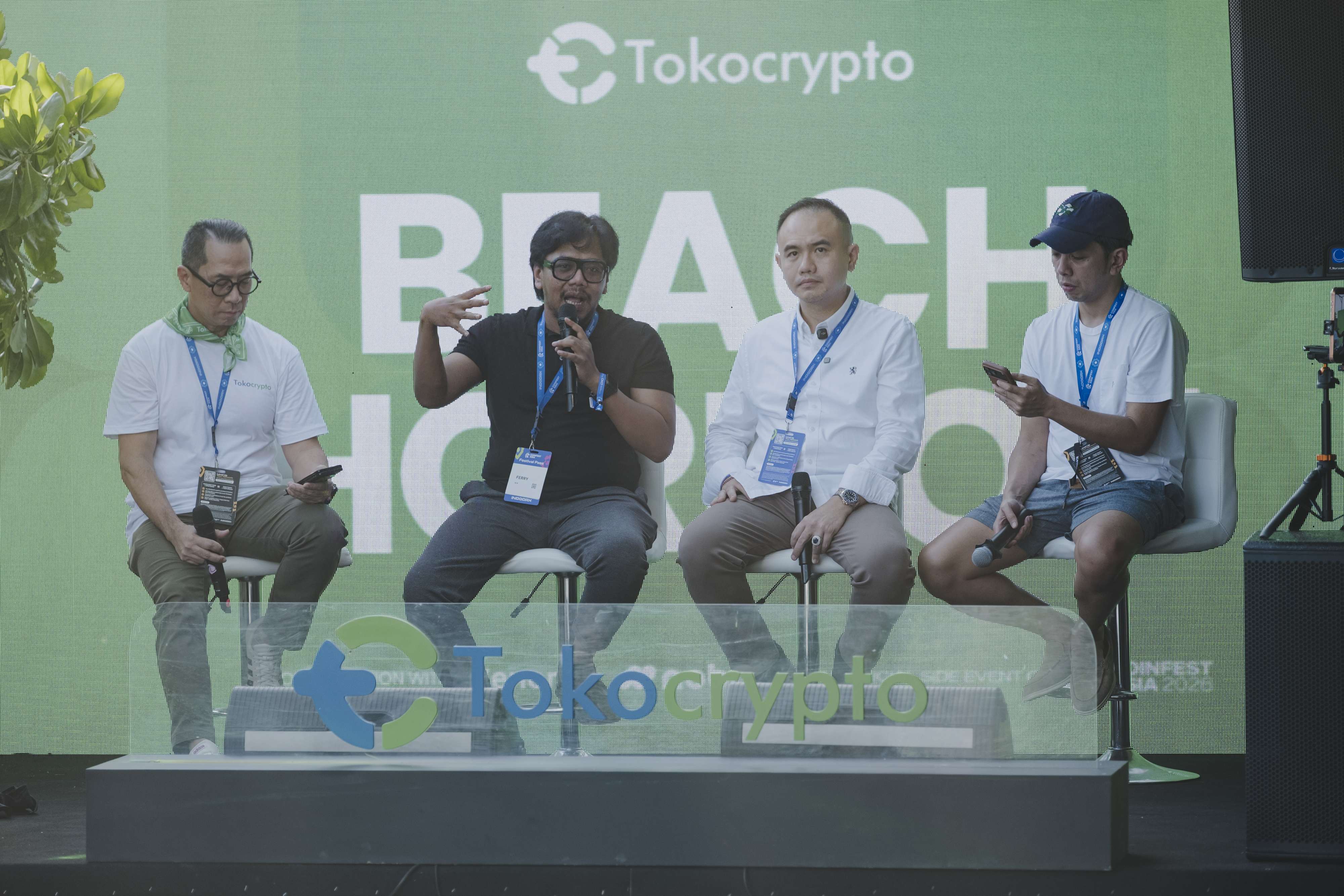 Para panelis dalam diskusi “Navigating the Future: Macroeconomics, Regulation, and the Path to Mainstream Crypto in Indonesia” di Tokocrypto Beach Horizon, bagian dari perhelatan Coinfest 2026 di Bali pada 21 Agustus 2026. Sumber: Tokocrypto.